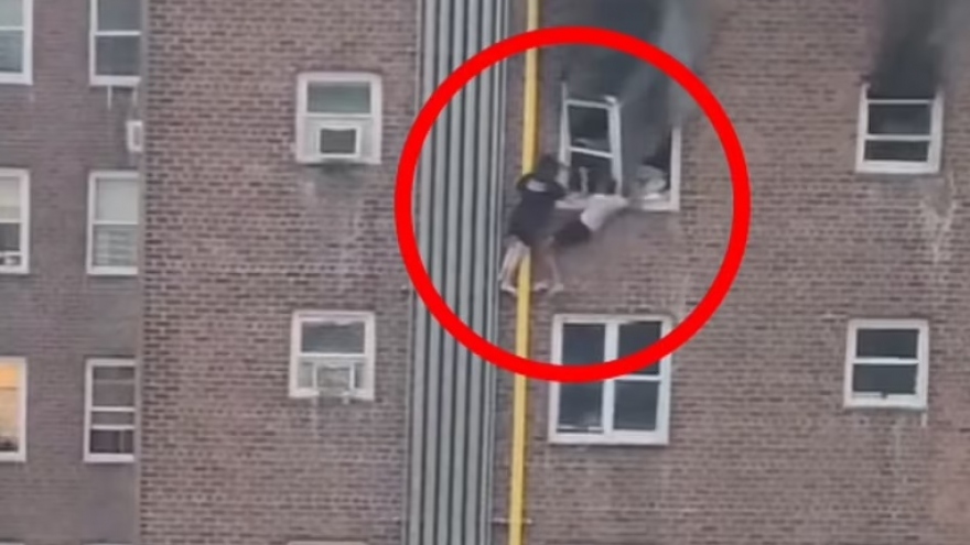 Thót tim cảnh 2 chị em thoát khỏi tòa nhà cháy bằng cách đu bám đường ống nước